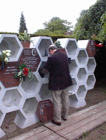 Hans plaatst de asbus